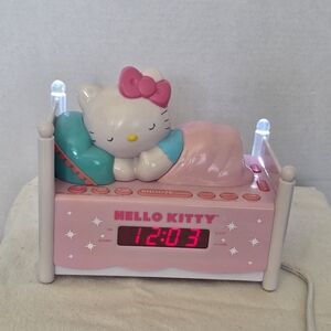 Saniro Hello Kitty Sleeping Kitty Radio Alarm Clock With Night Light Bed Posts